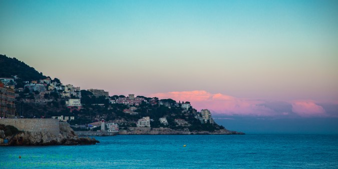 Sunset view from the Promenade des Anglais of Niçoise coastline .